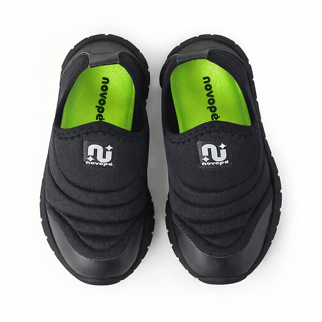 Tênis infantil casual preto com detalhes verdes e fechamento slip-on para ajuste confortável